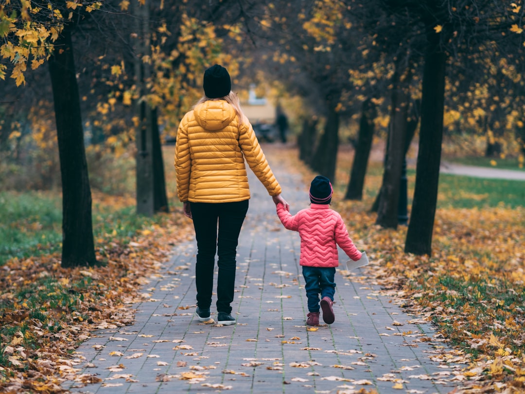 Adaptación al colegio - Un padre acompañando a su hijo en el primer día de colegio