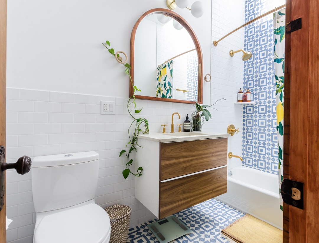 control de esfínteres en niños Montessori - Baño adaptado para niños con materiales al alcance de su mano