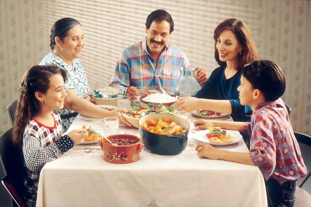 Alimentación selectiva - Familia compartiendo la comida en calma
