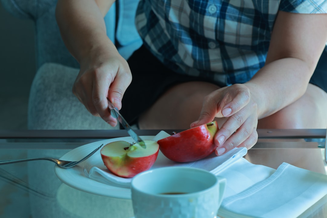selectividad alimentaria - Pequeño cortando plátano con cuchillo seguro