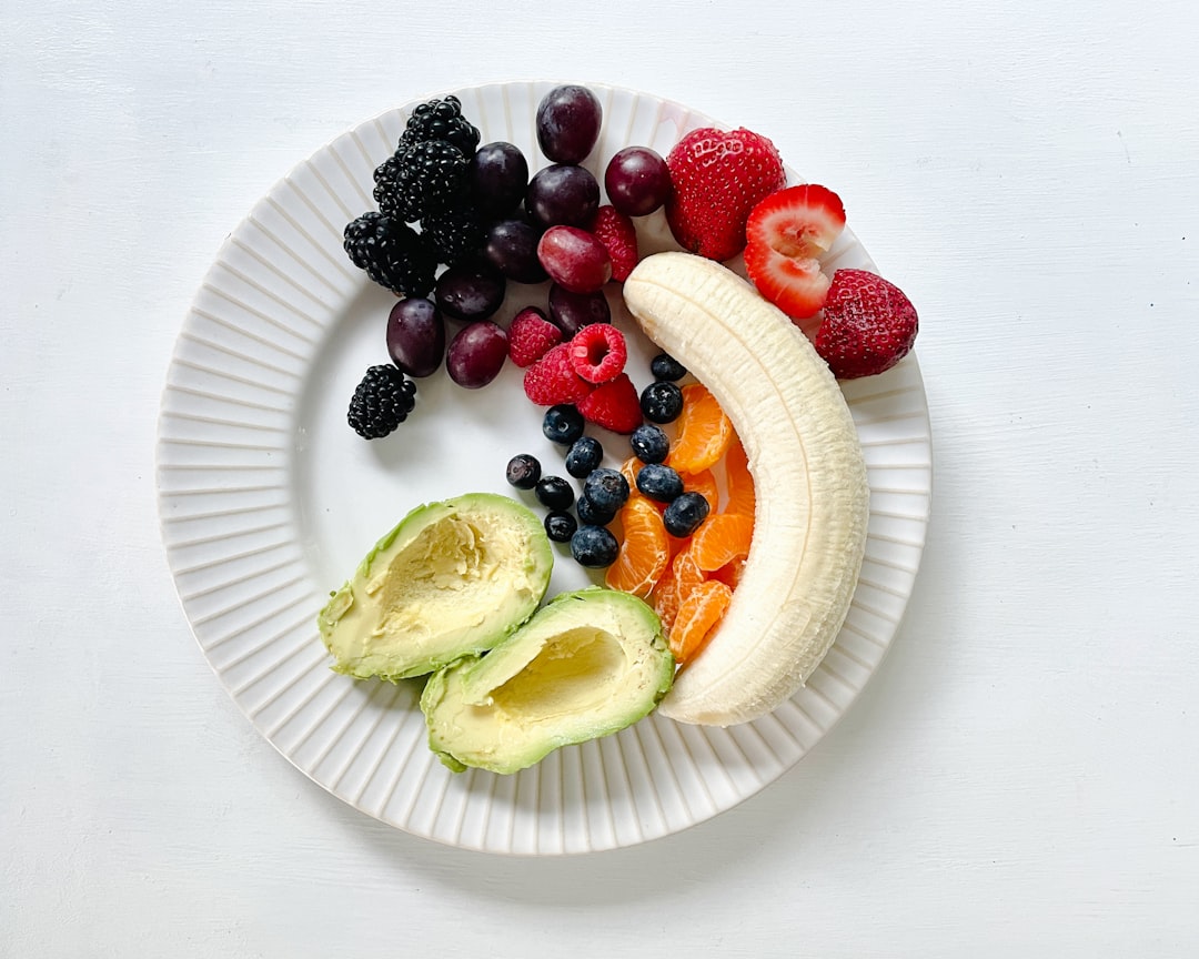 niños selectivos con la comida - Plato infantil con porciones pequeñas y variadas