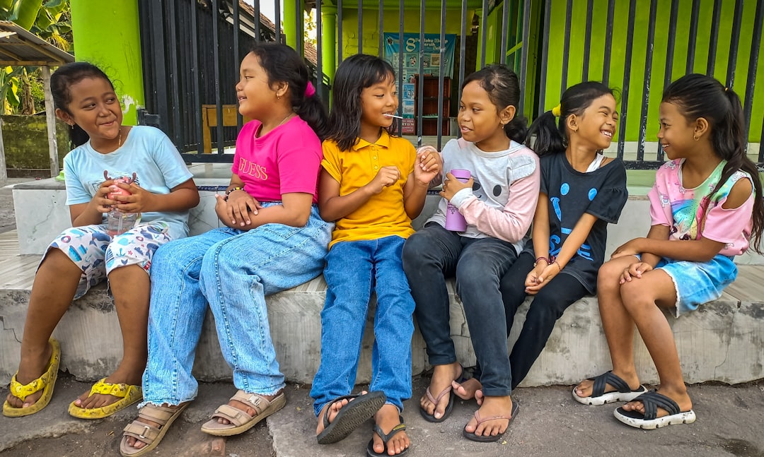 inteligencia emocional - Niños compartiendo sus sentientes en grupo