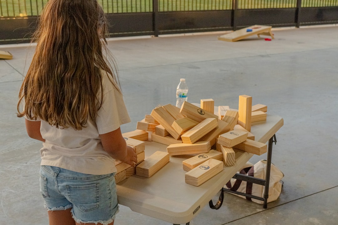 Juego libre - Niños construyendo con bloques de madera durante un juego espontáneo y concentrado.
