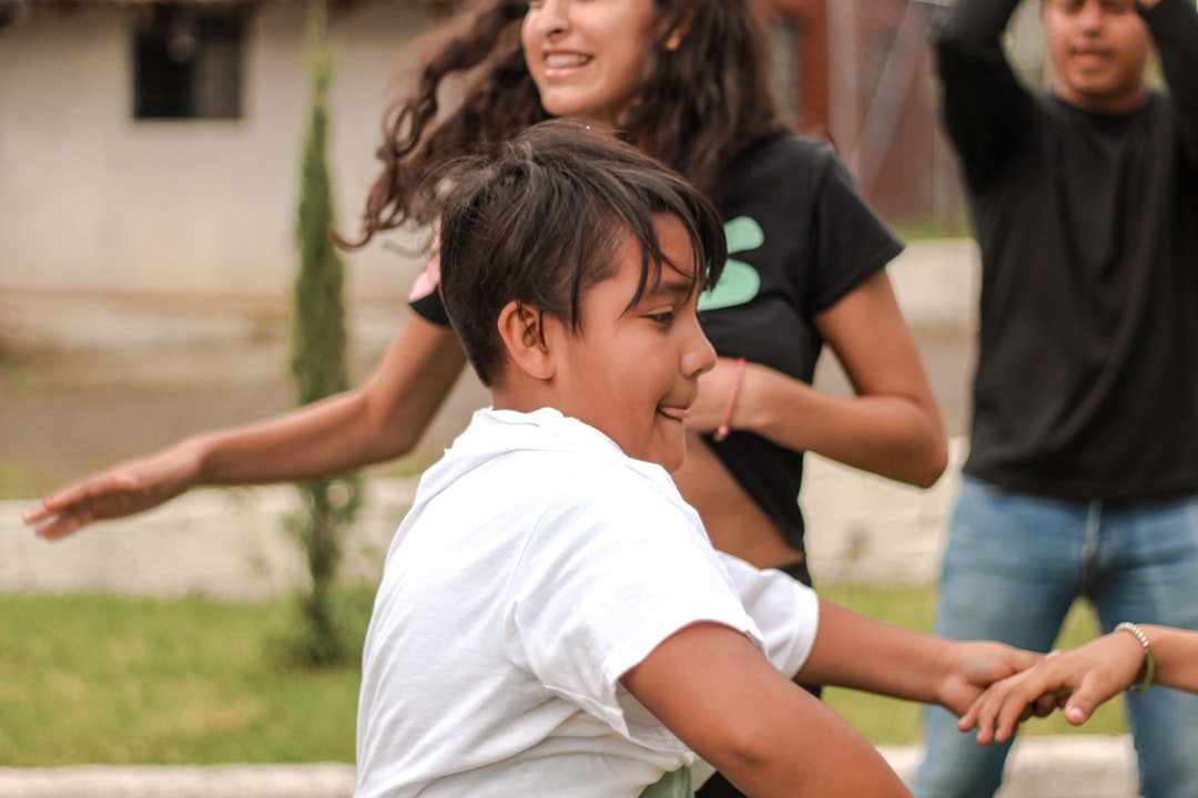 juego no dirigido - Ambiente Montessori donde cada niño elige su trabajo y su ritmo.