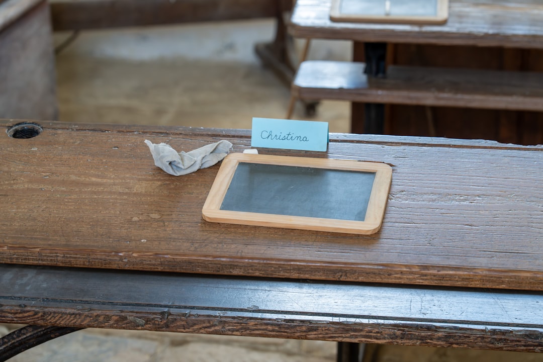 Bilingüismo - Materiales Montessori etiquetados en español e inglés en un ambiente preparado