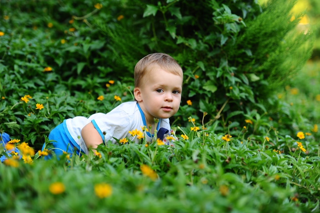 desarrollo temprano - Niño pequeño explorando la naturaleza como forma de estimulación temprana