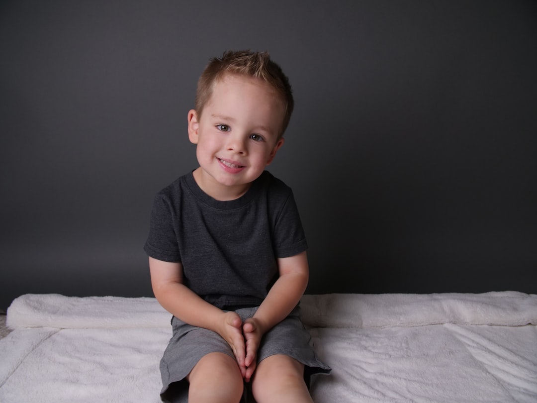 retirar el pañal - Niño feliz tras lograr dejar el pañal.
