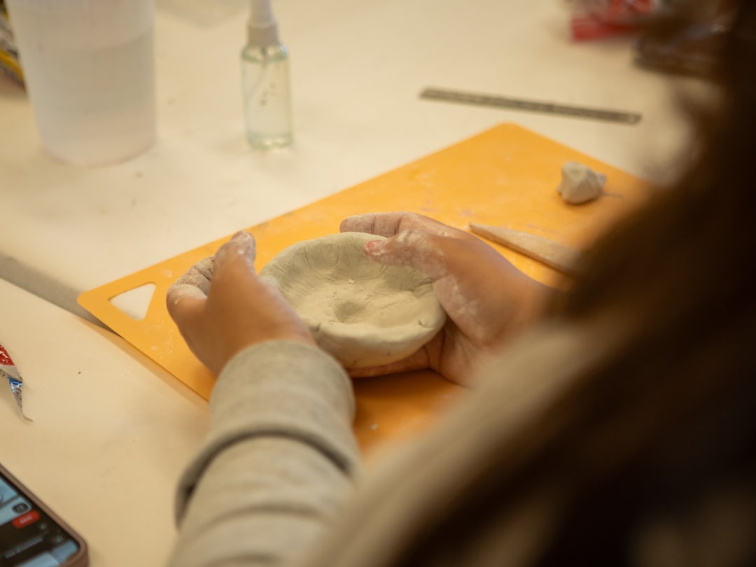 Dejar el chupete - Actividad de manos: amasar plastilina como alternativa al chupete