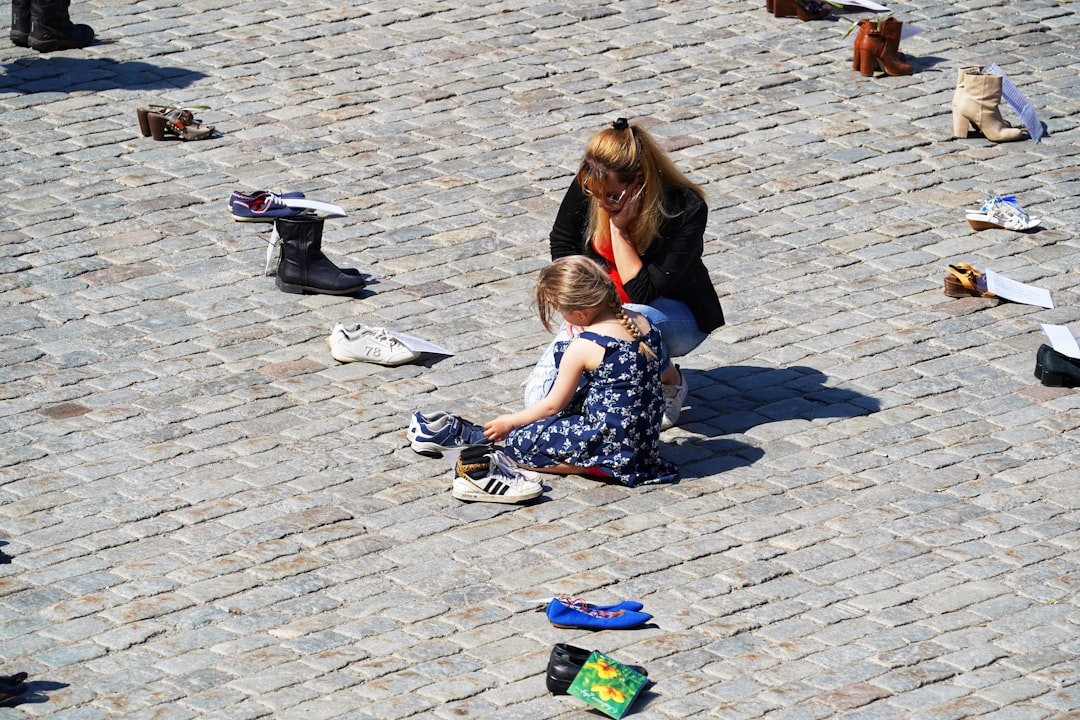 rabietas - Niño eligiendo entre dos pares de zapatos