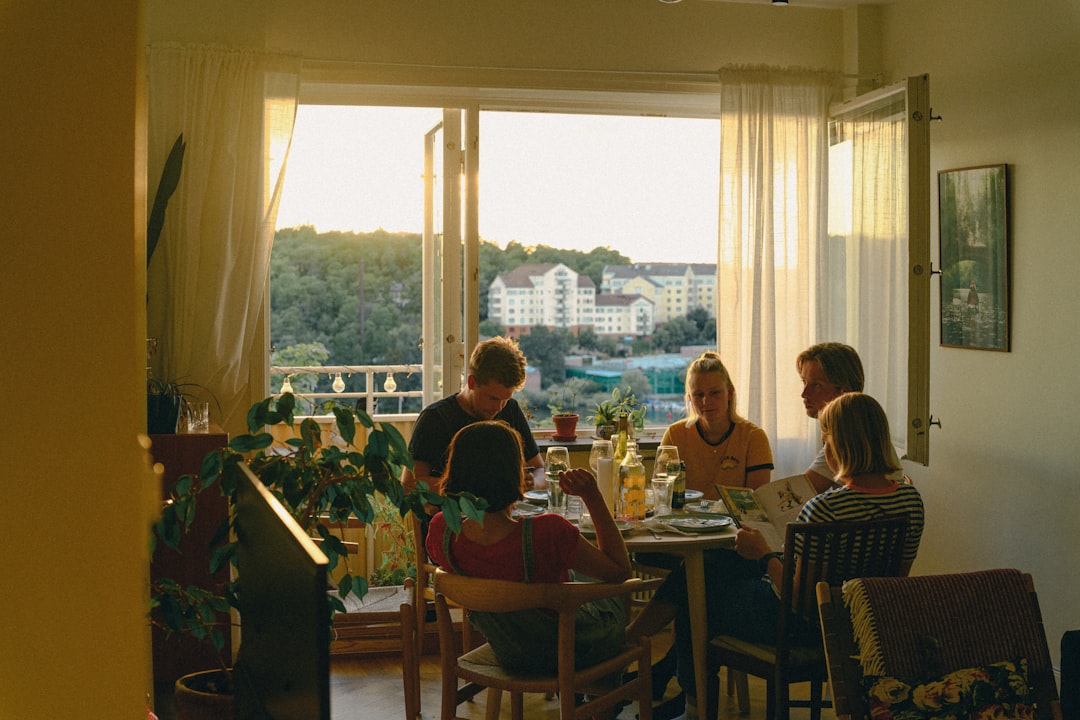 Familia compartiendo la hora de comer junta