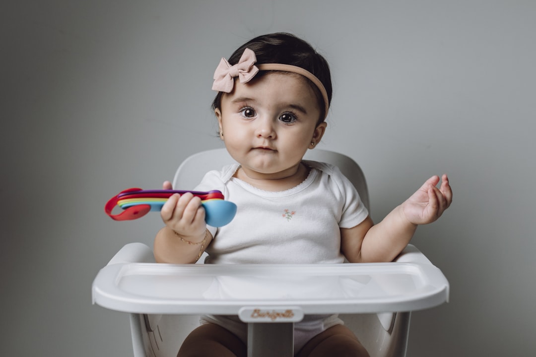 tiempo de comida - Bebé aprendiendo a comer solo con cuchara