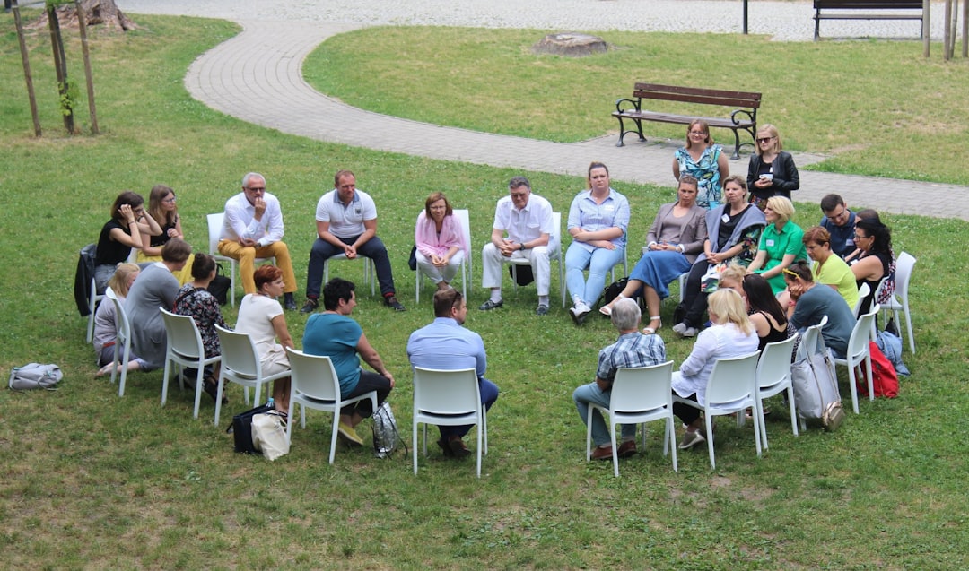 rivalidad fraternal - Reunión familiar breve para resolver conflictos entre hermanos