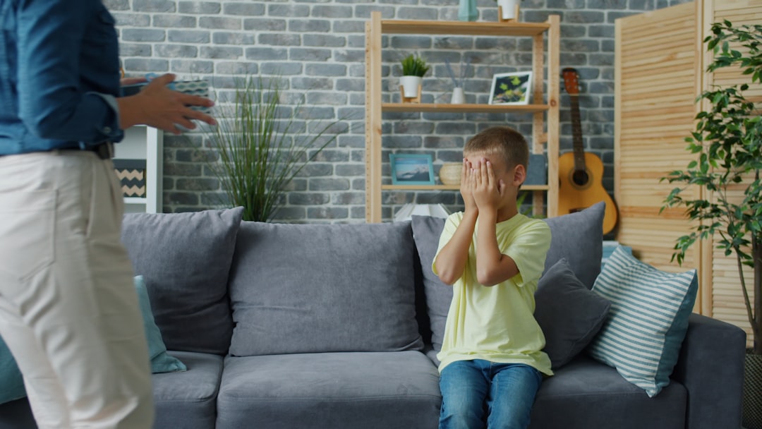 Decir no sin gritar - Niño frustrado mientras su madre mantiene la calma