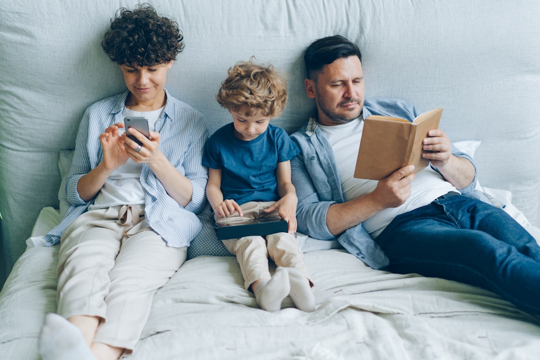 estructura diaria - Familia compartiendo el momento del cuento antes de dormir, un ancla de la rutina diaria