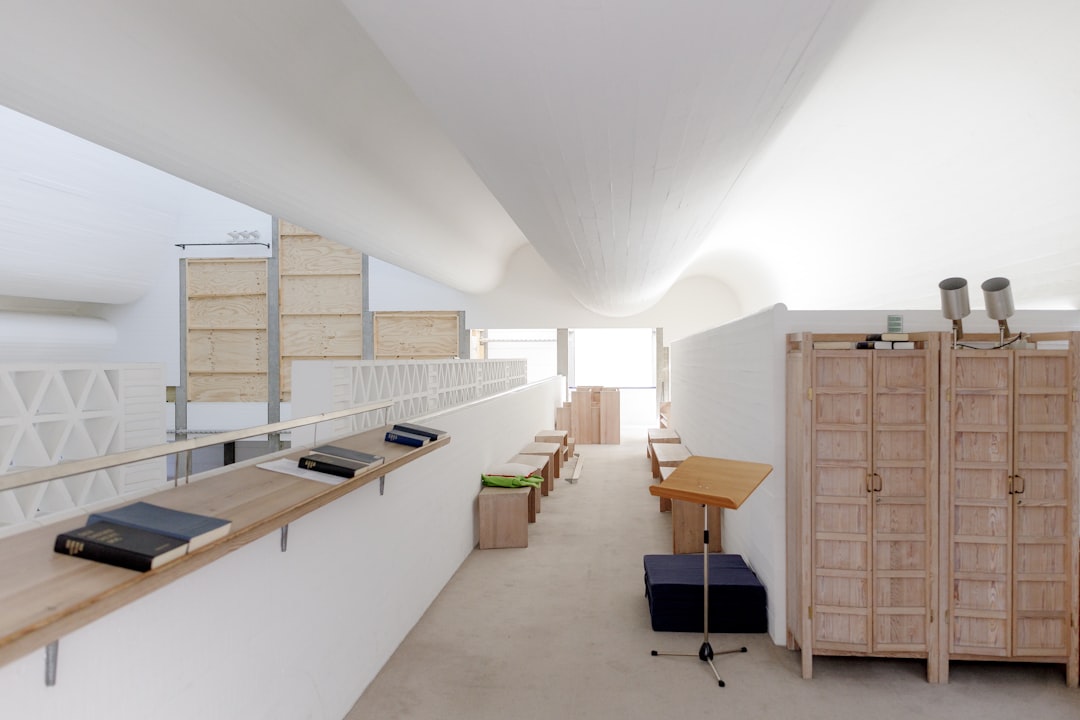 ritmo del día - Estantería Montessori ordenada con materiales listos para el trabajo autónomo