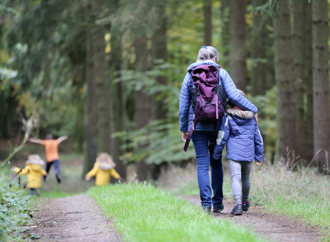 Tiempo de calidad - Los paseos sin agenda por la naturaleza entrenan la atención plena y abren conversaciones espontáneas entre padres e hijos.