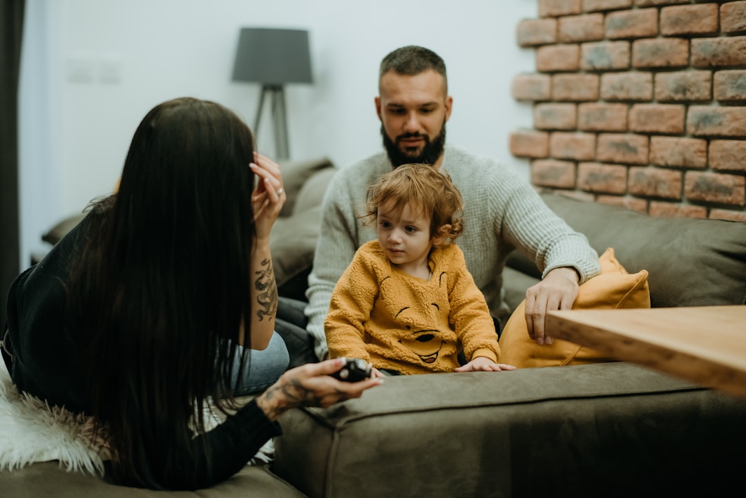 mentiras de los niños - Familia conversando: prevenir las mentiras empieza en casa