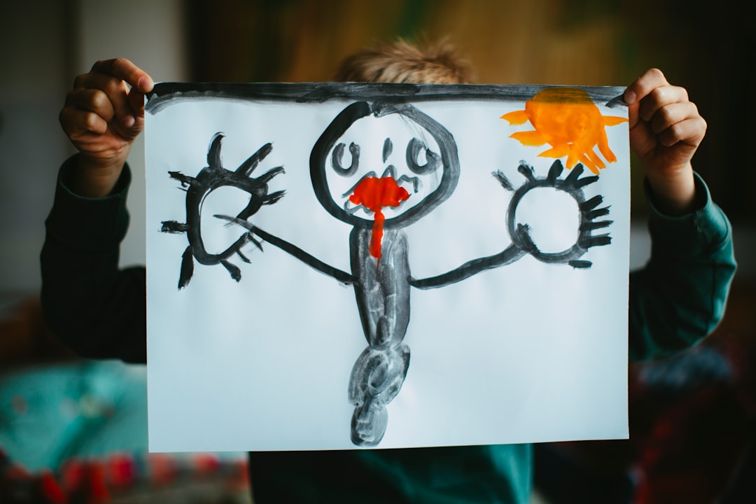 engaños infantiles - Niño dibujando: la imaginación desborda a los más pequeños
