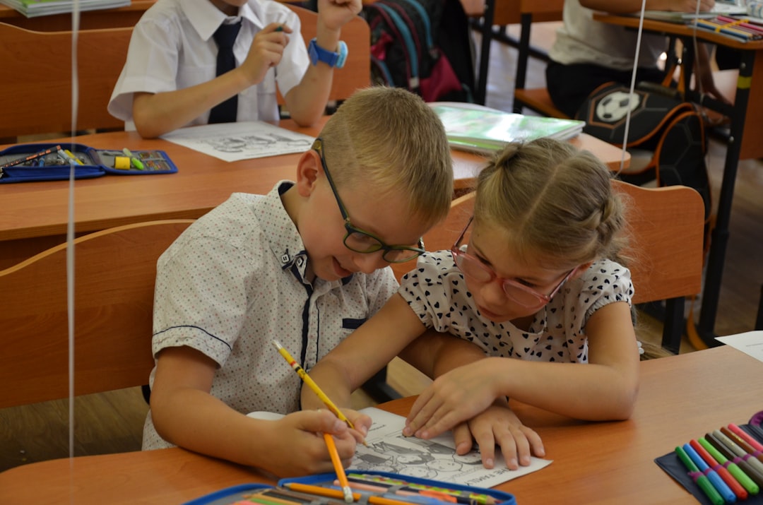 Colaboración en Taller: la independencia crece cuando los niños trabajan juntos