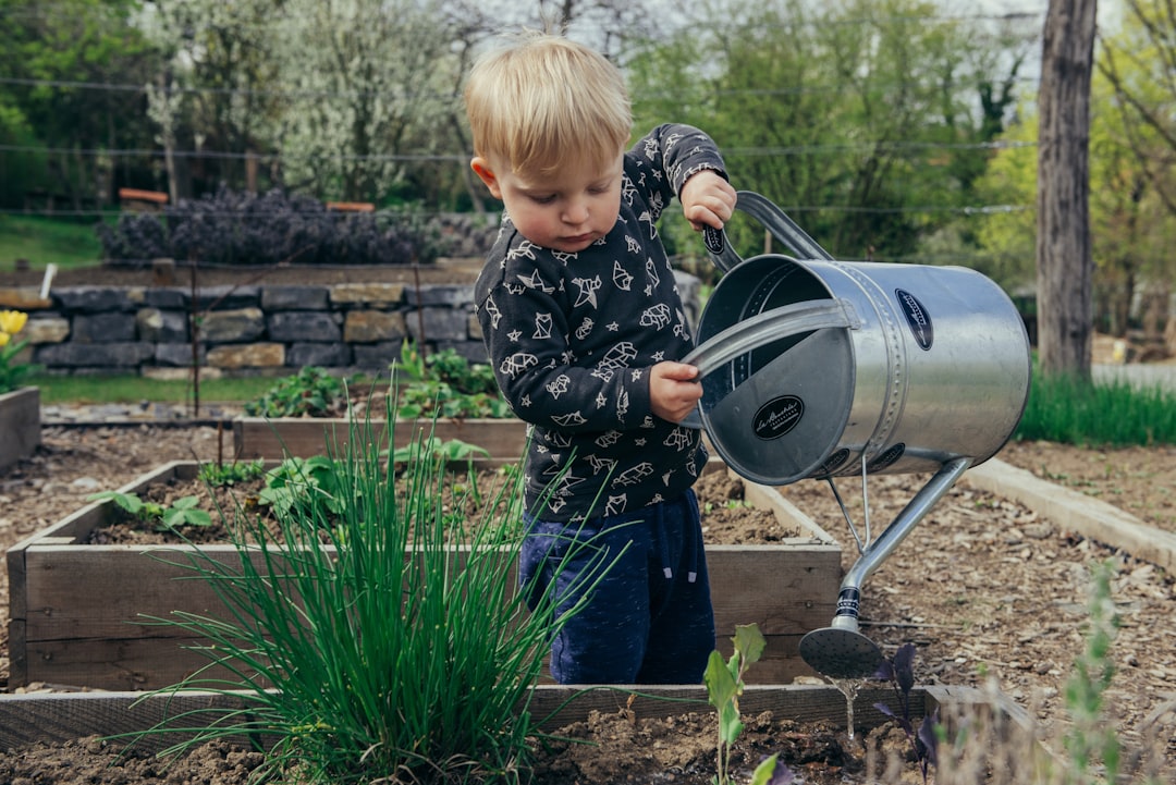 Cuidar plantas es una de las primeras responsabilidades en Casa de Niños.