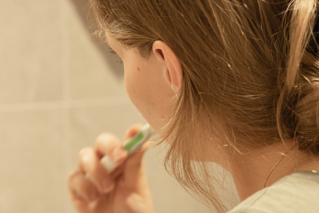 Niño lavándose los dientes de forma autónoma, una de las primeras rutinas de higiene.