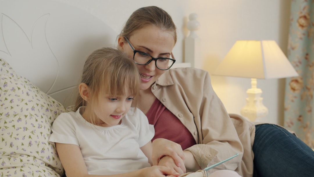 dispositivos electrónicos y niños - Lectura compartida antes de dormir, un ritual sin pantallas.
