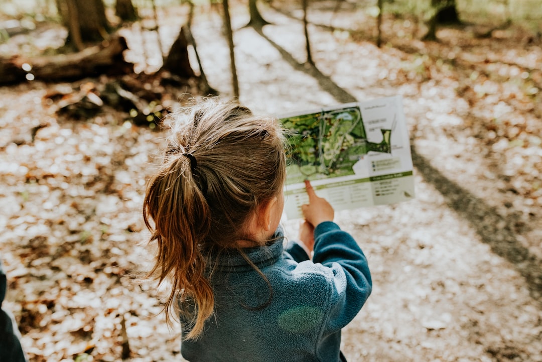 Creatividad - Bebé descubriendo texturas naturales al aire libre