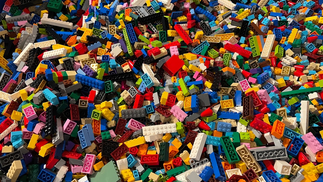 capacidad creativa - Niños construyendo con bloques en juego libre sin instrucciones