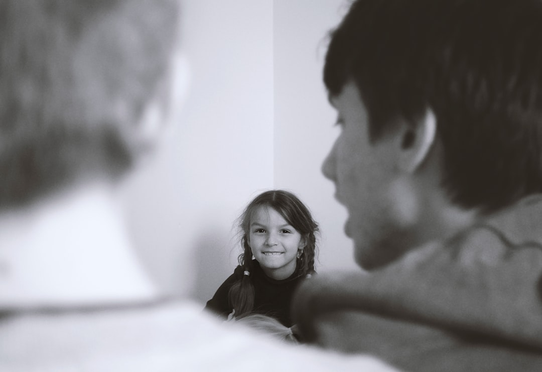 educación emocional - Padre e hijo conversando sobre lo que sienten