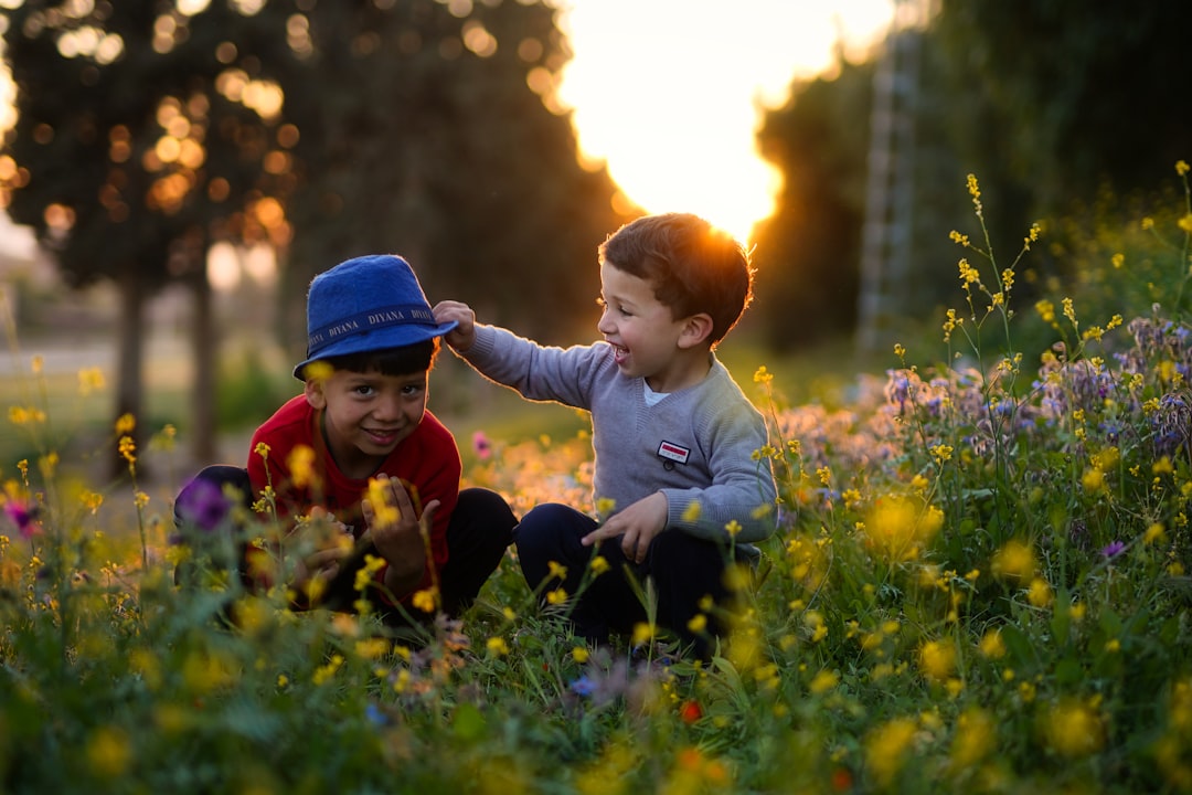 habilidades socioemocionales - Niños desarrollando habilidades sociales a través del juego libre