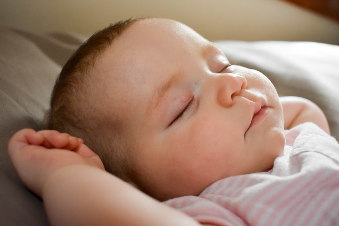 Lactancia y el sueño - Bebé dormido plácidamente en su cuna