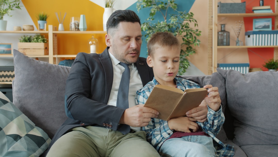 crecimiento mental - Padre e hijo leyendo juntos: el lenguaje rico es vehículo del pensamiento