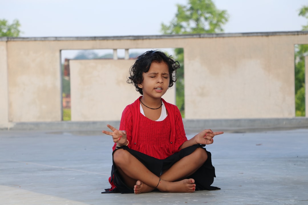 Atención plena en niños - Niños en una sesión de yoga y respiración consciente en el aula.