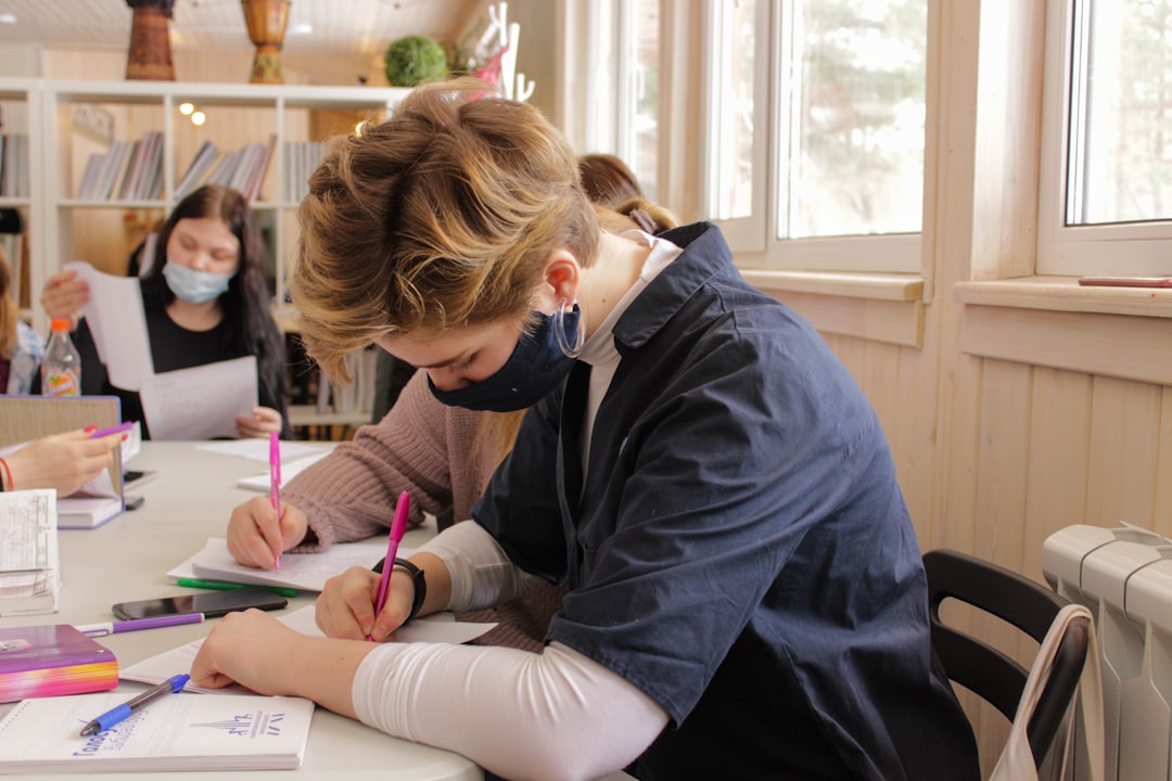 conciencia plena en niños - Ambiente Montessori donde la concentración profunda se protege cada día.