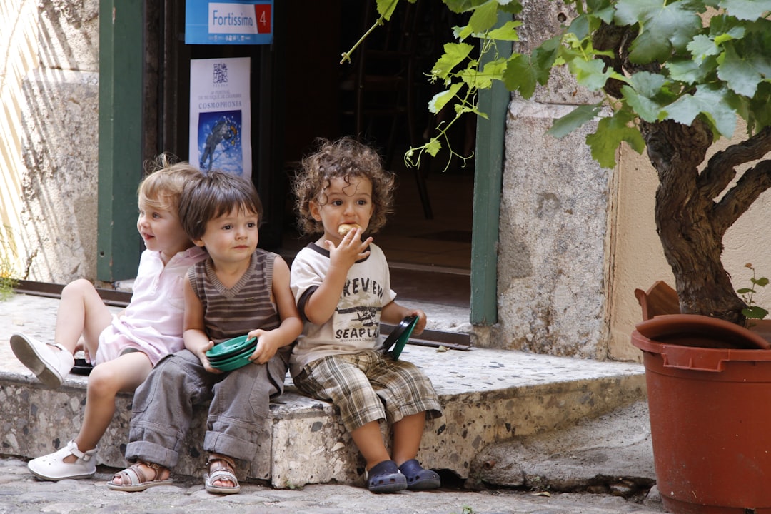 guarderías de calidad en estepona centro - Niños en un entorno bilingüe de aprendizaje temprano