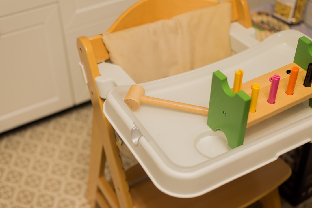 guarderías en Casares - Ambiente Montessori para bebés con materiales de madera accesibles.