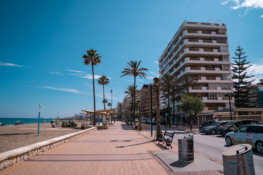 guarderías en el paraíso estepona - Niños concentrados en actividades sensoriales