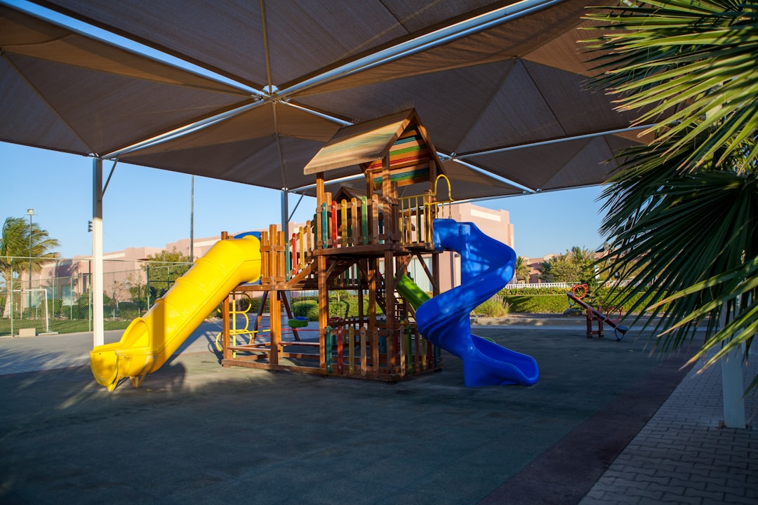guarderías en Elviria Marbella - Familias visitando un aula de educación infantil