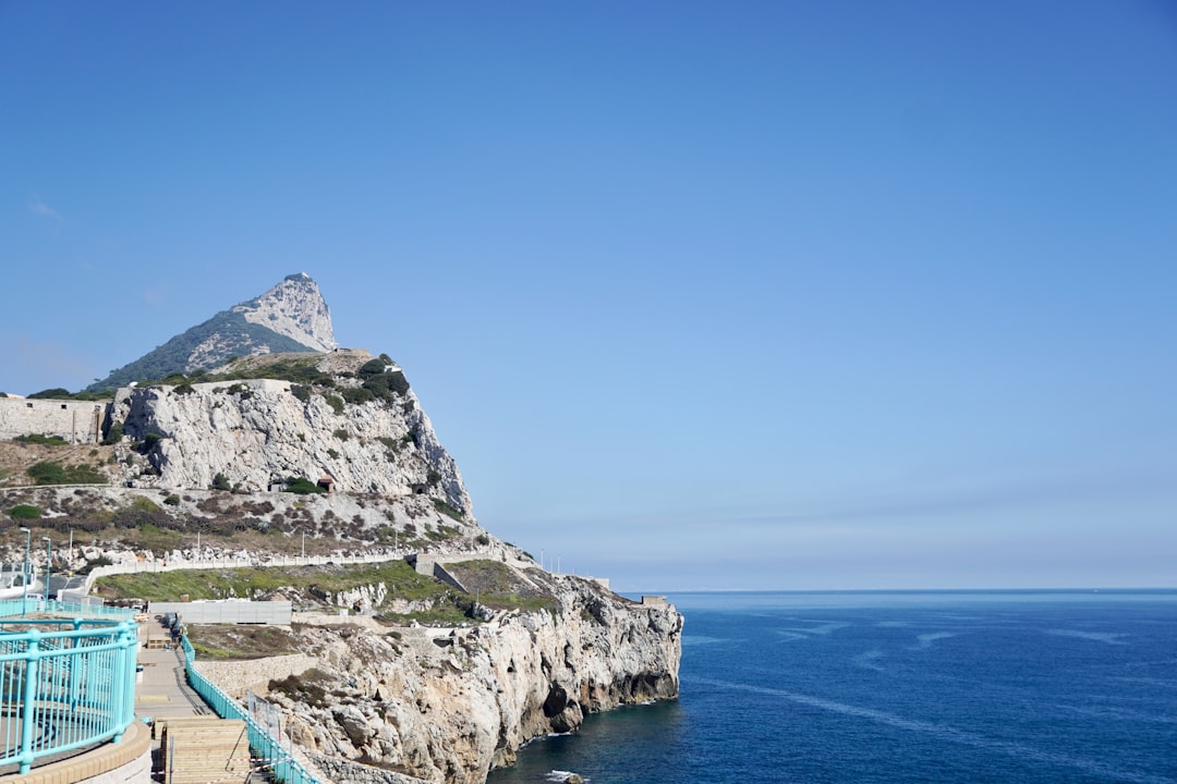 guarderías en gibraltar - The rock of gibraltar overlooks the blue ocean.