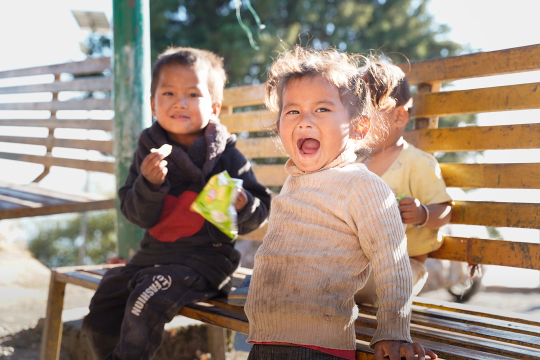 centros infantiles en La Duquesa - Niños jugando al aire libre en un colegio bilingüe