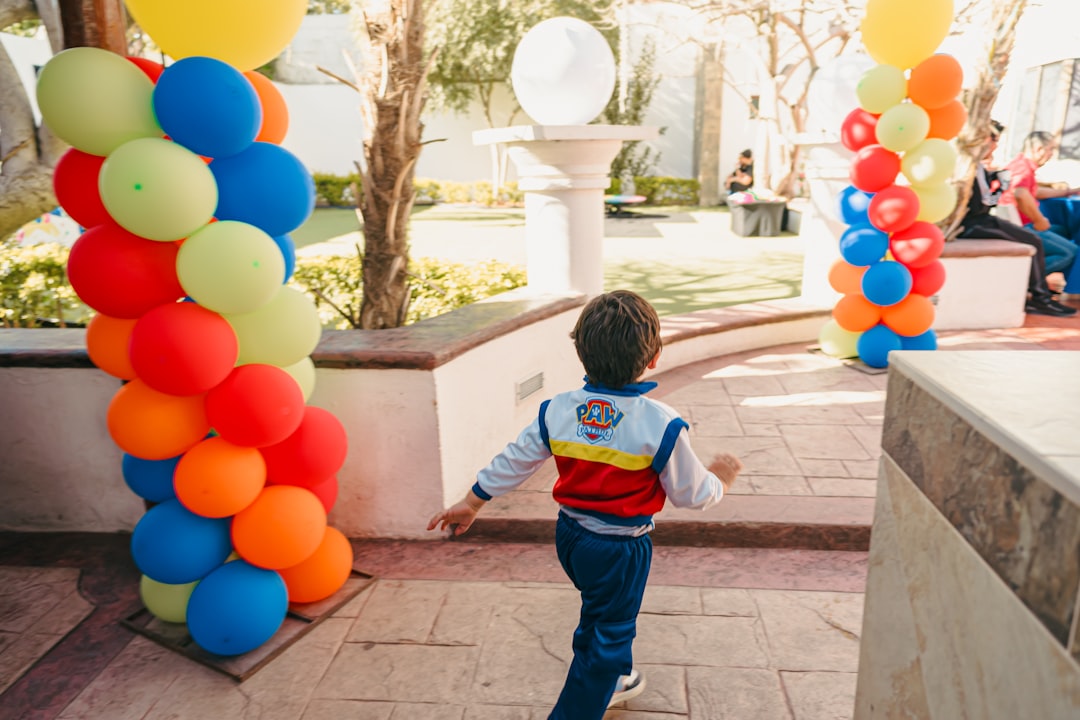 escuela infantil en La Línea - Madre e hijo visitando un centro infantil por primera vez