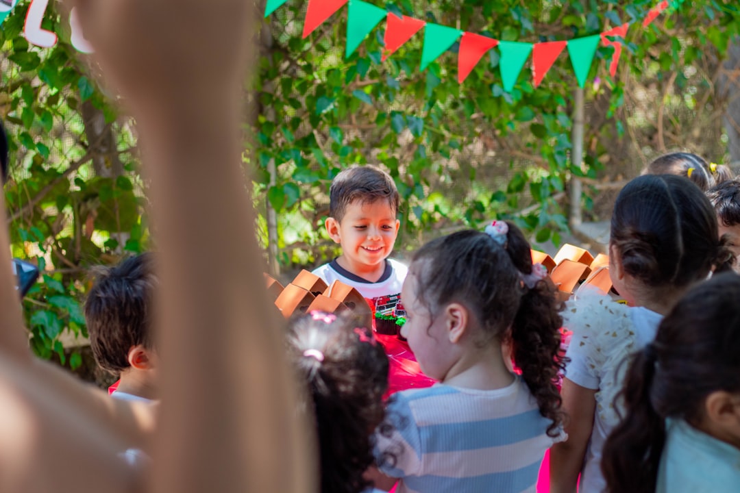 guarderías en Puerto Banús - Aula de Nido con estantes bajos y materiales accesibles para los más pequeños