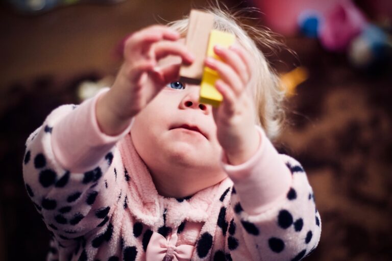 Parques infantiles en Algeciras: el valor del juego al aire libre para niños [Método Montessori]