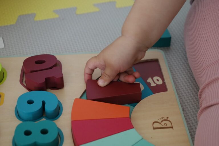 Niño explorando materiales Montessori en un aula preparada