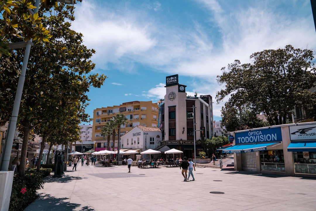 mejores guarderías en puerto banús - Niños pequeños jugando con materiales naturales en un nido