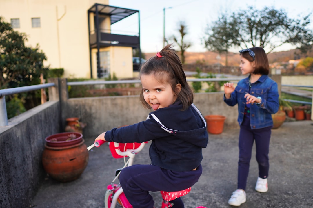 mejores guarderías en sabinillas - Niños en un entorno bilingüe de guardería