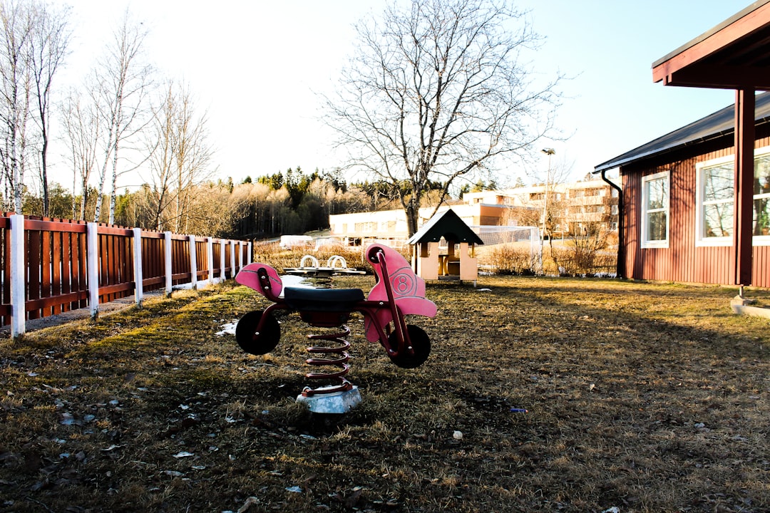 centros infantiles en Sabinillas - Autonomía en acción: un niño trabajando en su ambiente preparado