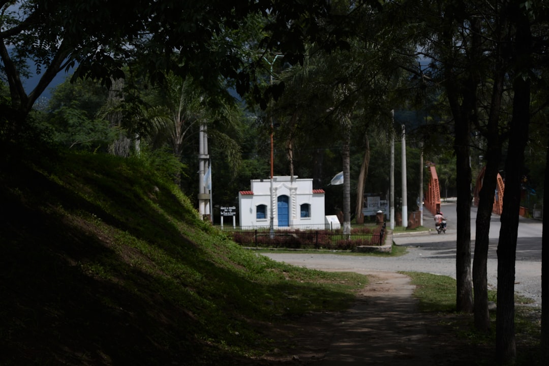 guarderías en San Pedro - Familias visitando un colegio infantil