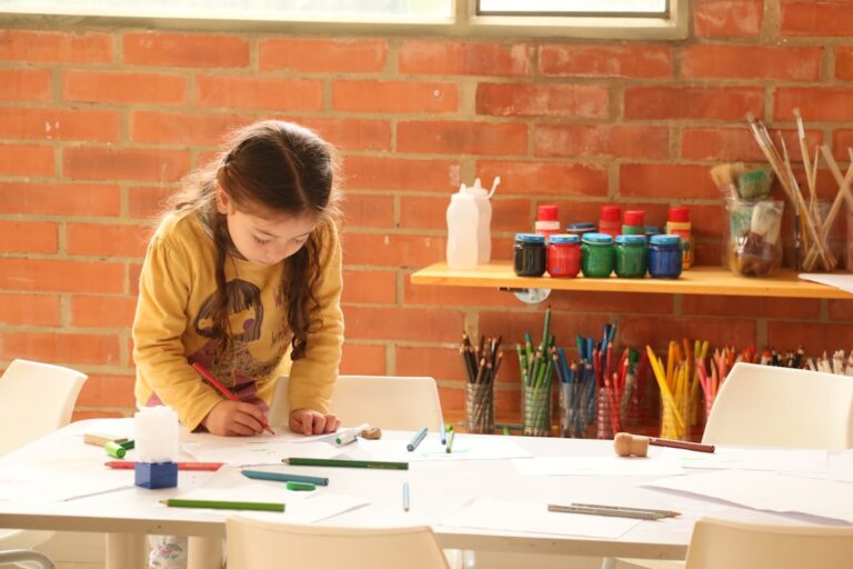Un bebé explora con libertad en un entorno Montessori preparado para su edad.