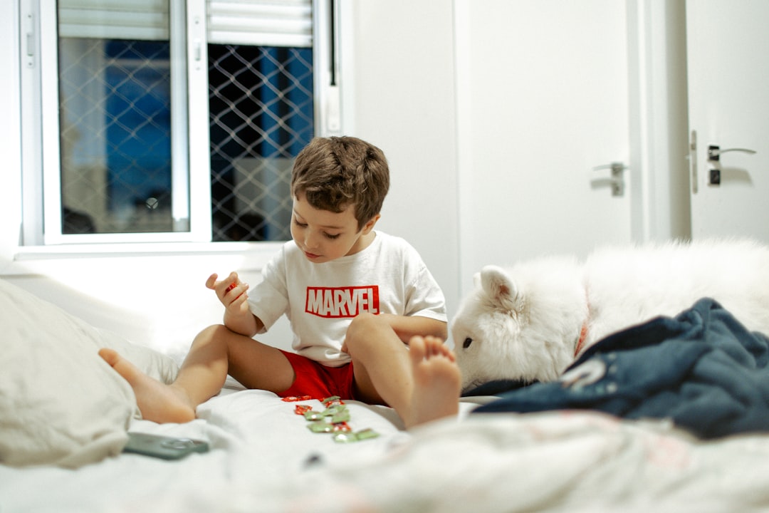 negativa a asistir a clase - Niño recuperando la confianza a través del juego libre en casa